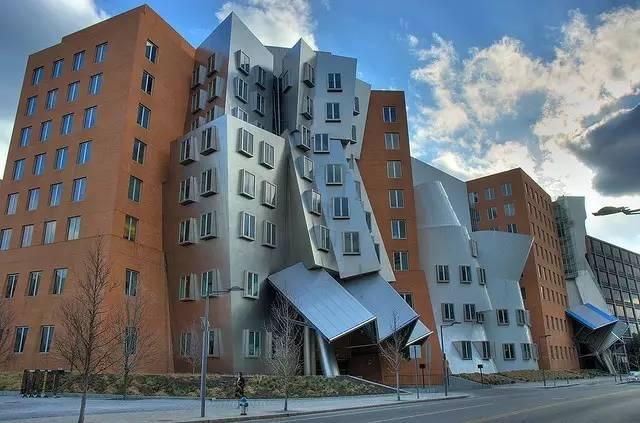 【纽约视觉艺术学院】在外租房还是在学校里面