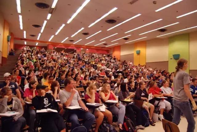 公立大学与私立大学还有个最基本的差别,那就是 课堂大小的区别.