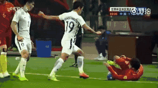 比分落后的韩国队在下半场开始加大对中国队的攻势,但几次攻门突破都